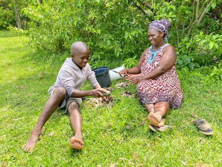 SA. Wild Coast. Pondo mother and son. Cleaning oysters